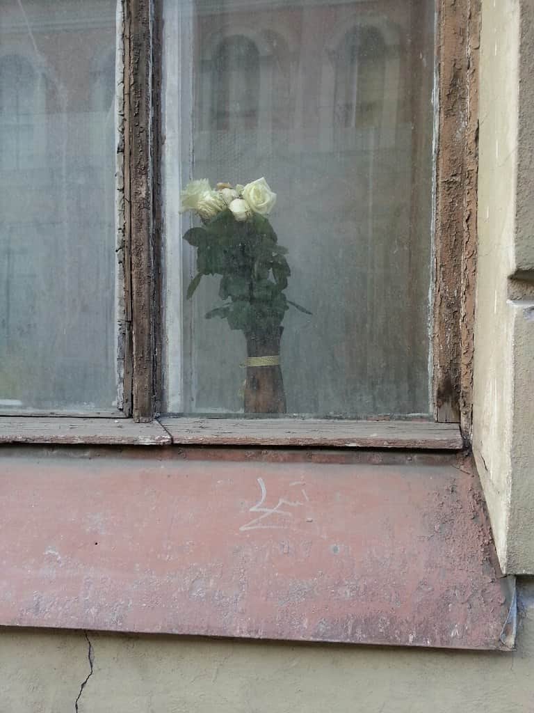 Меѓу небо и земја