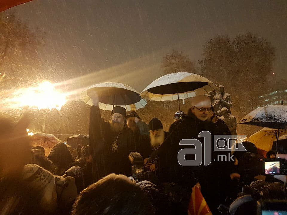 Митрополитите г. Петар и г. Агатангел се придружија на граѓанските протести за одбрана на Уставот на Р. Македонија