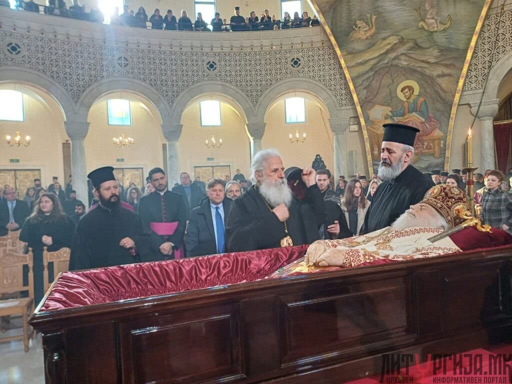 Погребение на Албанскиот Архиепископ Анастасиј
