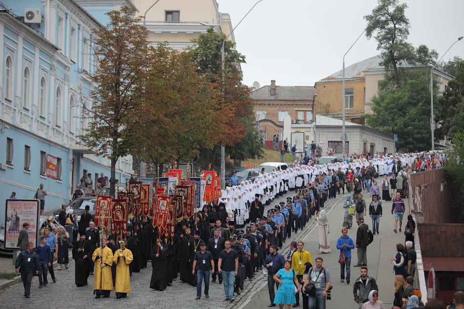 20 000 луѓе на улиците на Киев, на литијата за свети Владимир, крстителот на Русија