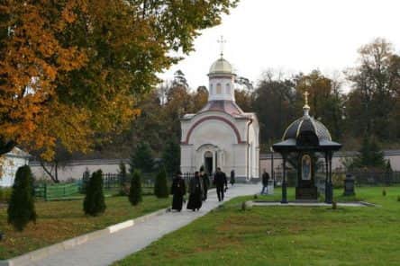 Спомен на Оптинските Новомаченици, убиени на Велигден, 1993 г.