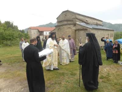 Пренос на моштите на Свети Николај Мирликиски - Божествена Литургија во Мариово