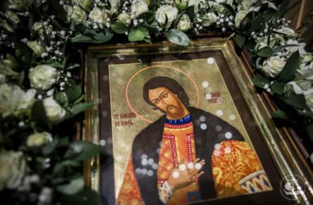Околу 100 илјади верници му оддадоа почит на споменот на Свети Александар Невски