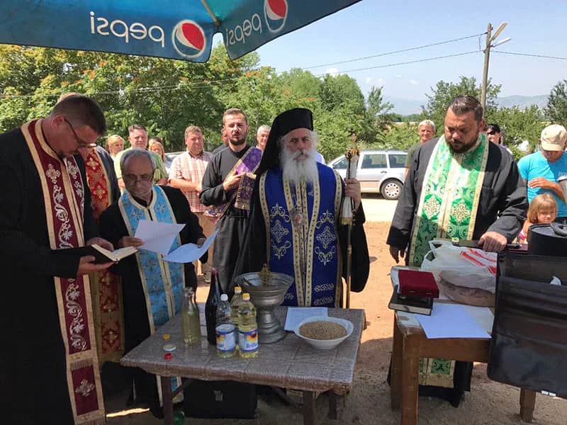 Осветување на камен темелник за изградба на нов храм во село Канатларци